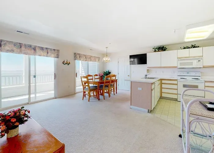 Harbour Towne 203a